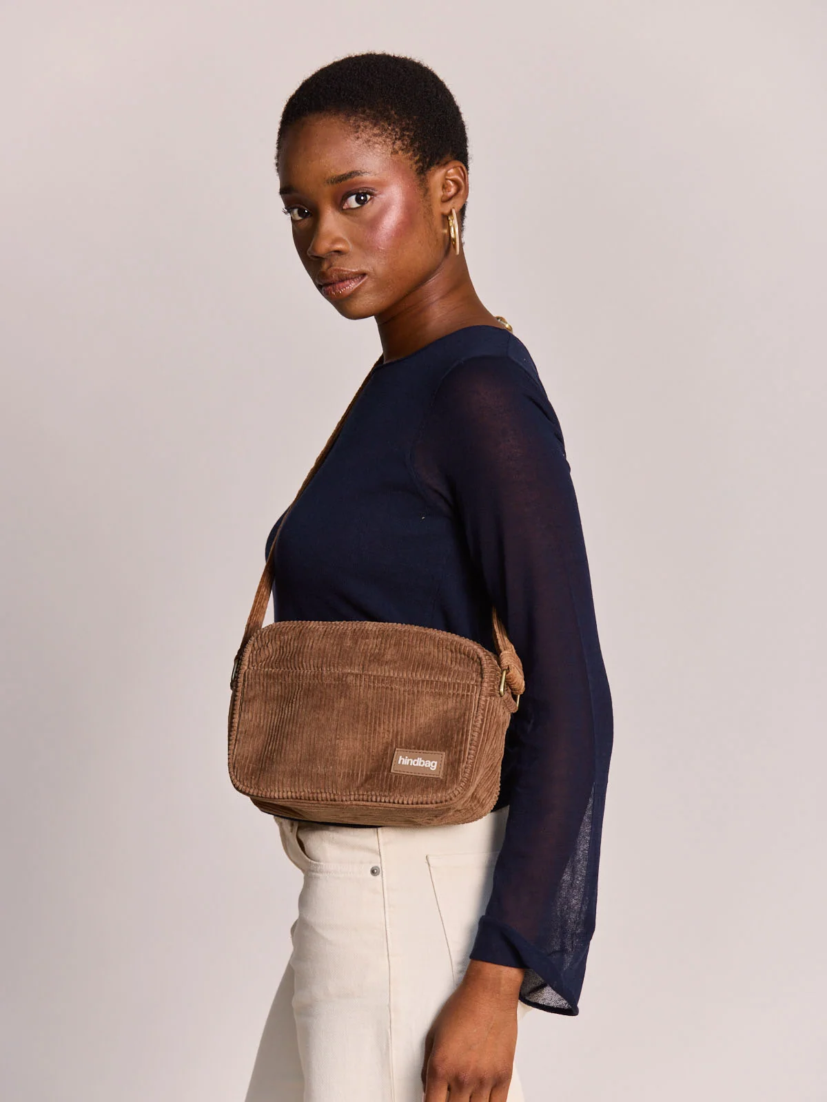 Sac bandoulière Nino en velours côtelé Macchiato HINDBAG – Unisexe HINDBAG