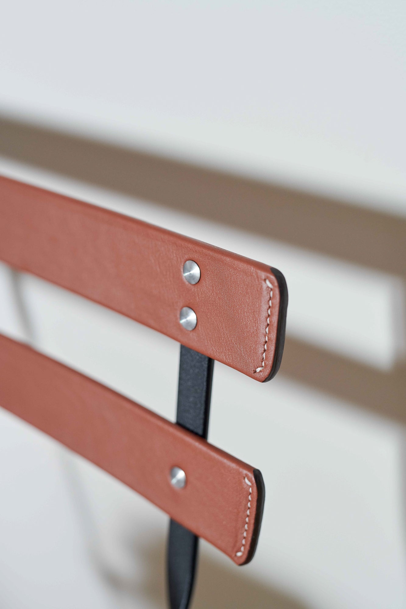 CHAISE CUIR BISTRO FERMOB