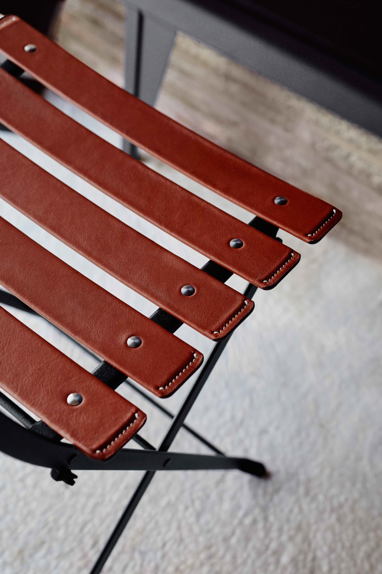CHAISE CUIR BISTRO FERMOB