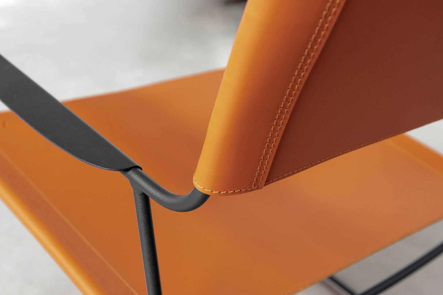 FAUTEUIL BAS CUIR SURPRISING FERMOB