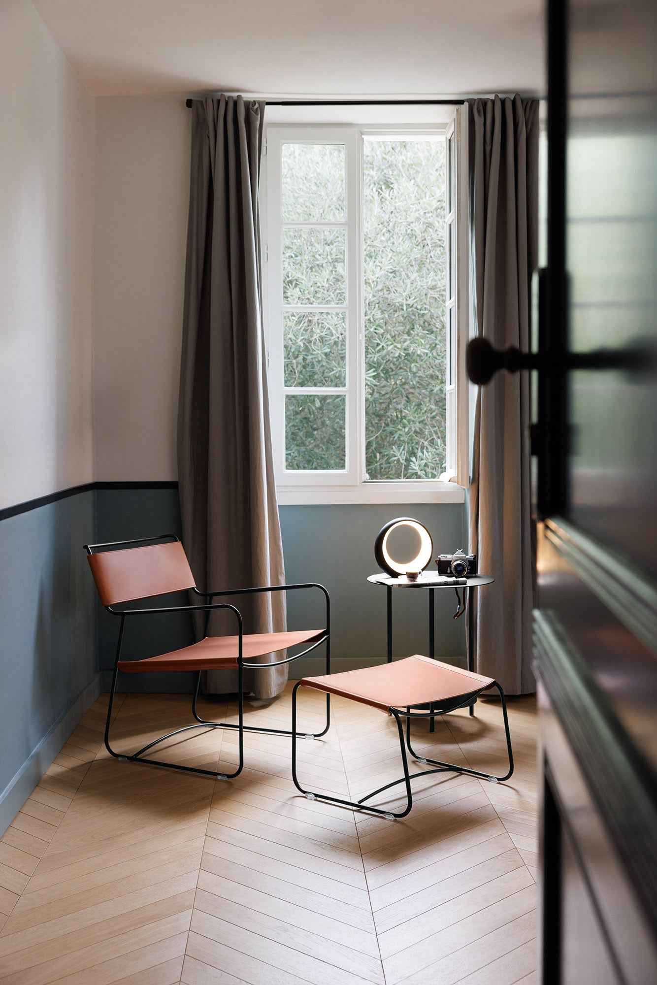 REPOSE-PIEDS CUIR SURPRISING FERMOB