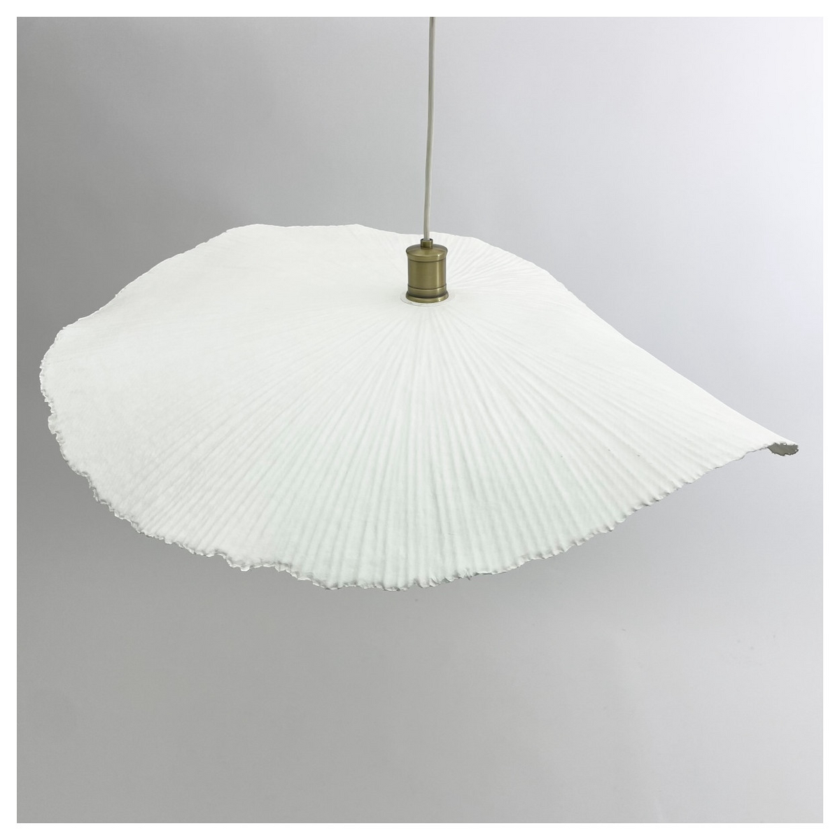 Suspension en papier plissé blanc 76 cm
