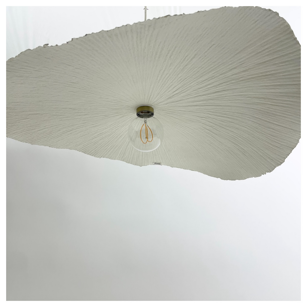 Suspension en papier plissé blanc 76 cm