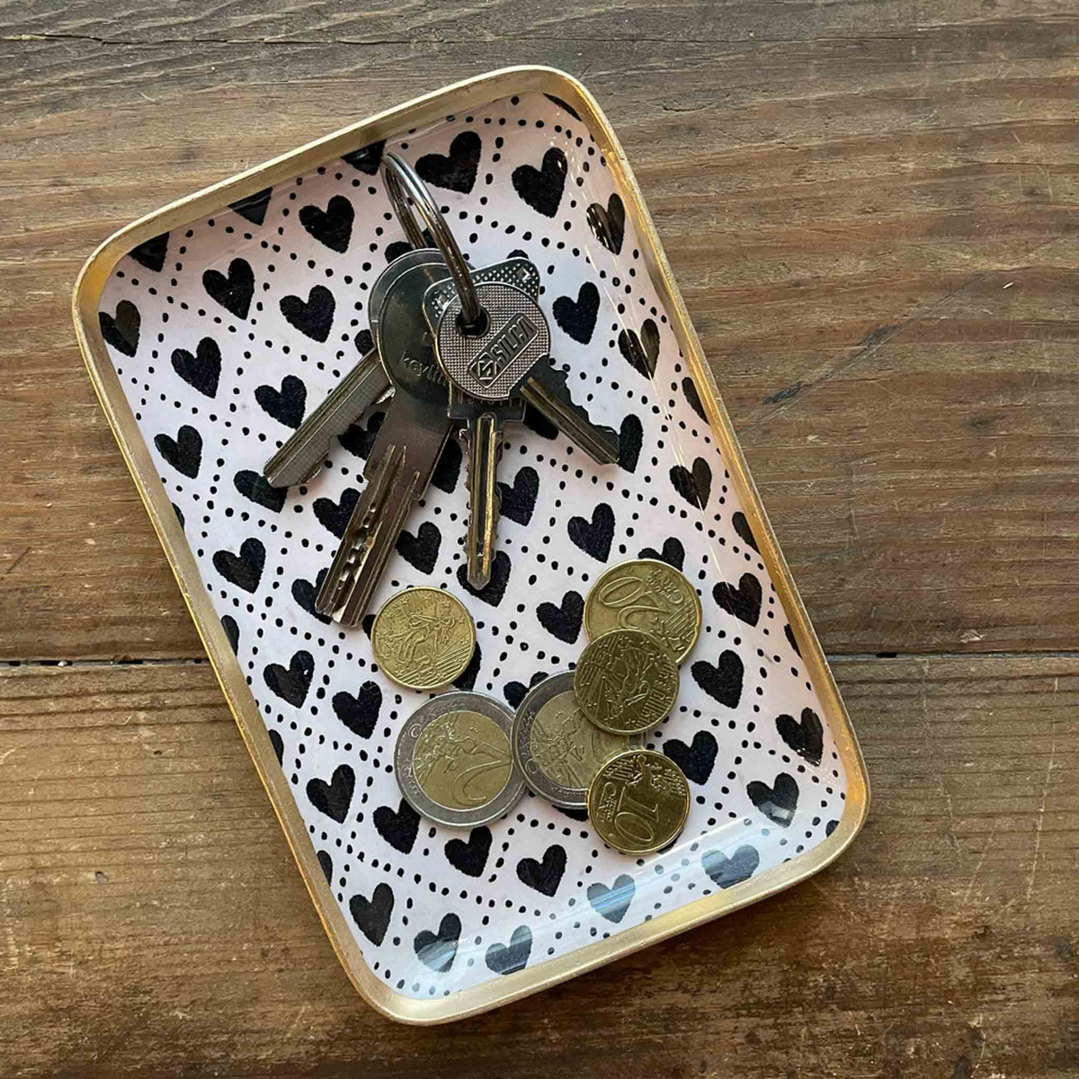 Petit plateau rectangulaire Les Cœurs en aluminium émaillé – BONCOEURS BONCOEURS