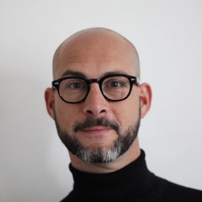 Rigoureux et organisé, Éric veille avec sérieux à toute la gestion et au bon fonctionnement de Curiosité.