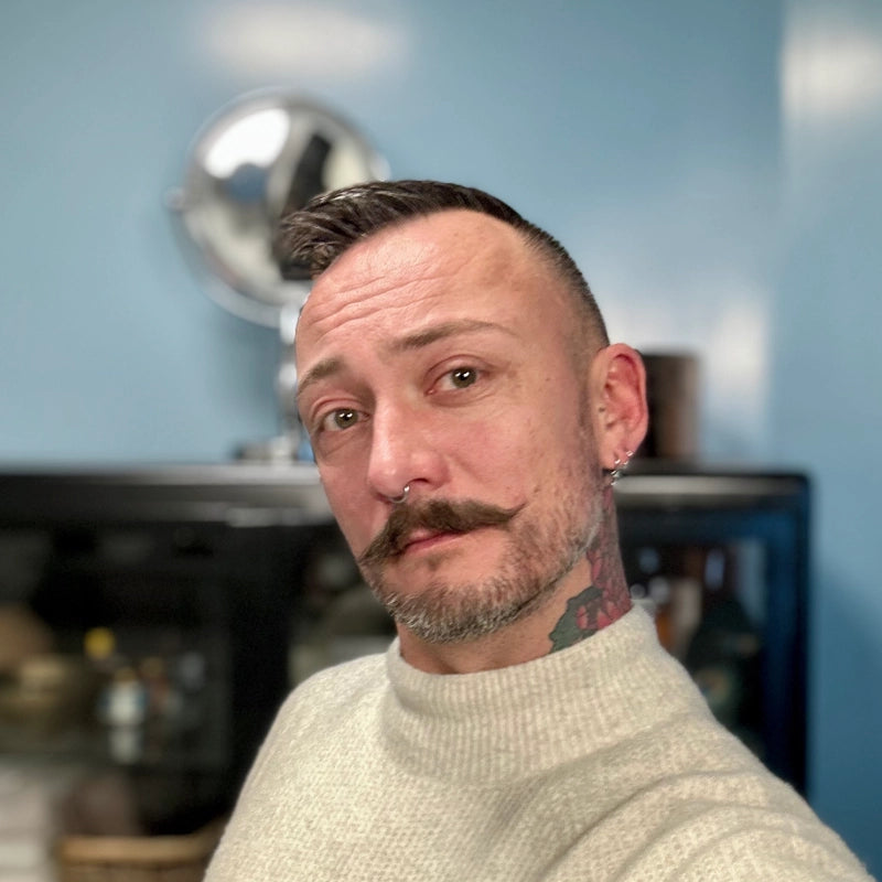 Passionné de décoration et d’univers inspirants, Gilles vous accueille chez Curiosité avec bonne humeur et conseils personnalisés.