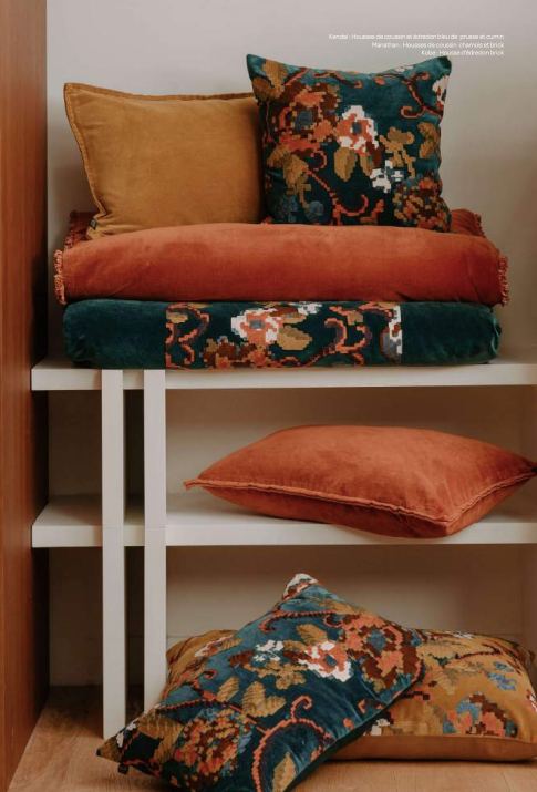 Coussin fleuri brodé en velours bleu canard 45 x 45 cm HAOMY