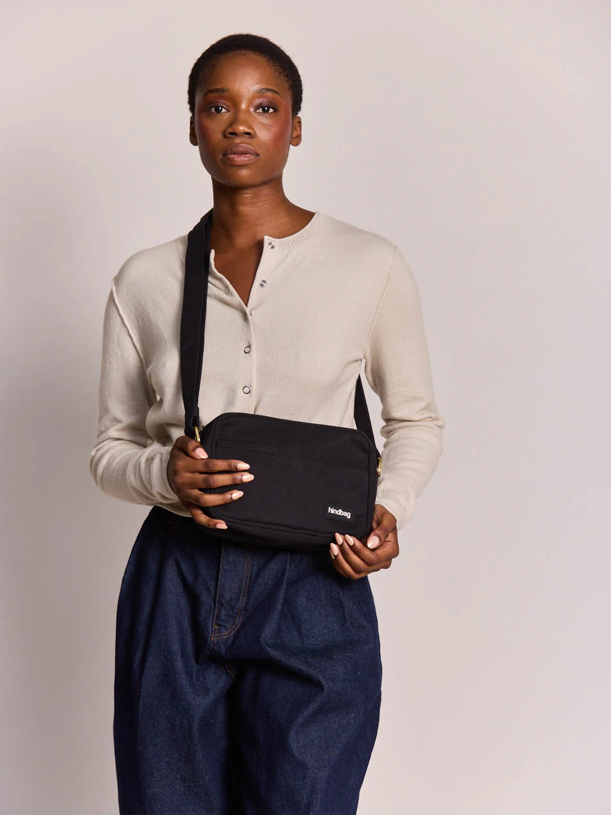 Sac bandoulière Nino noir en coton bio HINDBAG – Unisexe HINDBAG