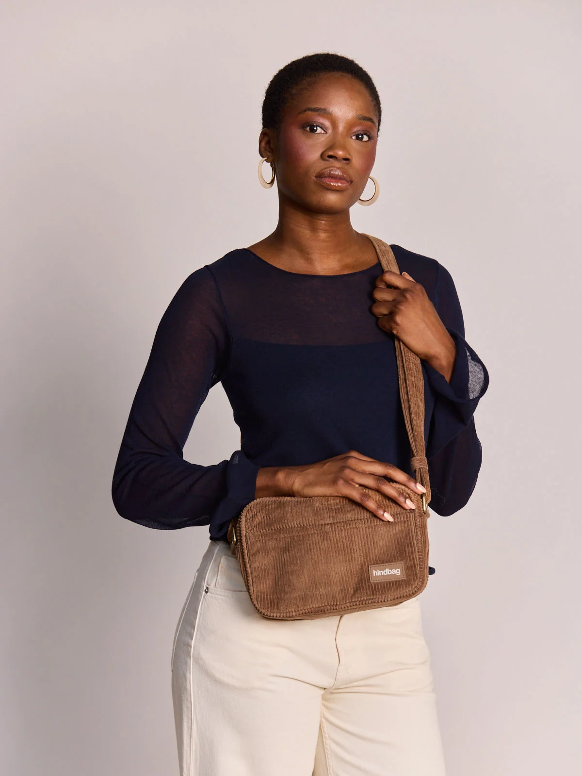 Sac bandoulière Nino en velours côtelé Macchiato HINDBAG – Unisexe HINDBAG