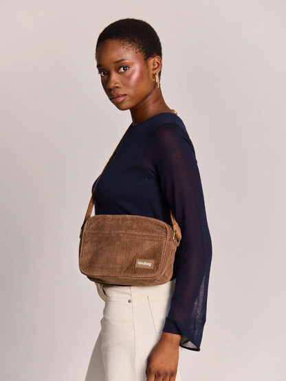 Sac bandoulière Nino en velours côtelé Macchiato HINDBAG – Unisexe HINDBAG