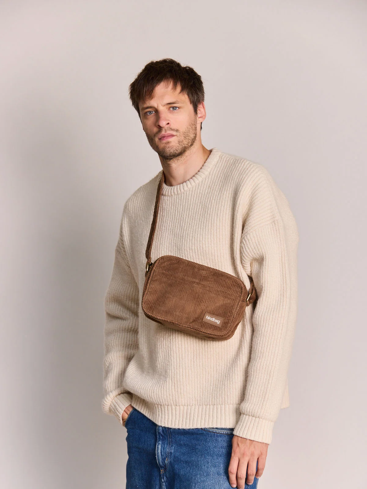 Sac bandoulière Nino en velours côtelé Macchiato HINDBAG – Unisexe HINDBAG